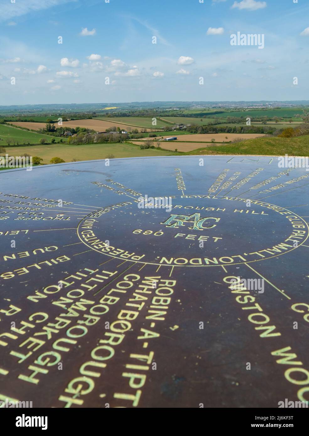 Nahaufnahme eines Metallgravur-Details aus dem Toposkop auf Burrough Hill bei Melton Mowbray mit Blick auf den Horizont, Leicestershire, Großbritannien Stockfoto