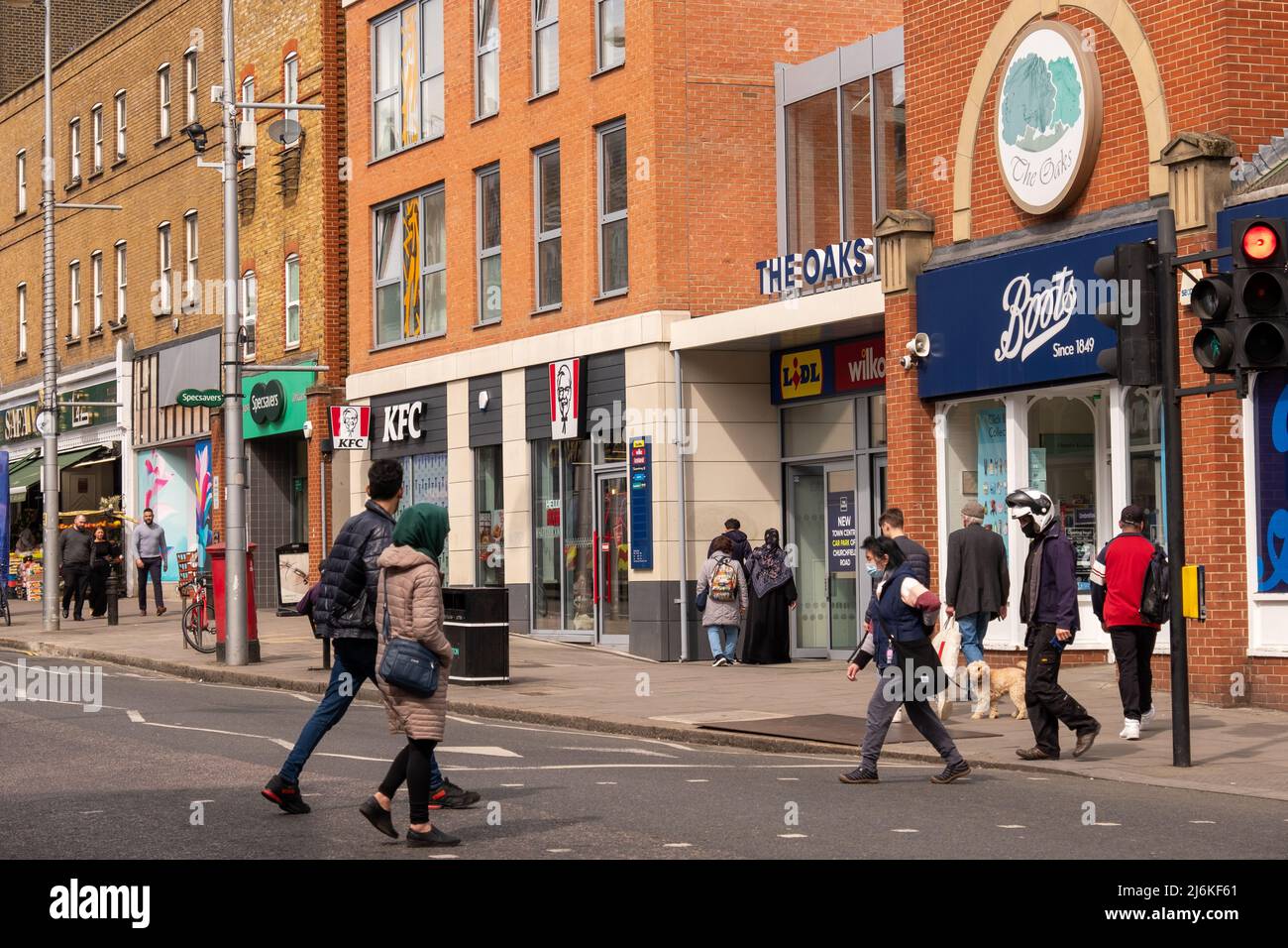 London - April 2022: Das Oaks Shopping Centre in Acton, West London Stockfoto