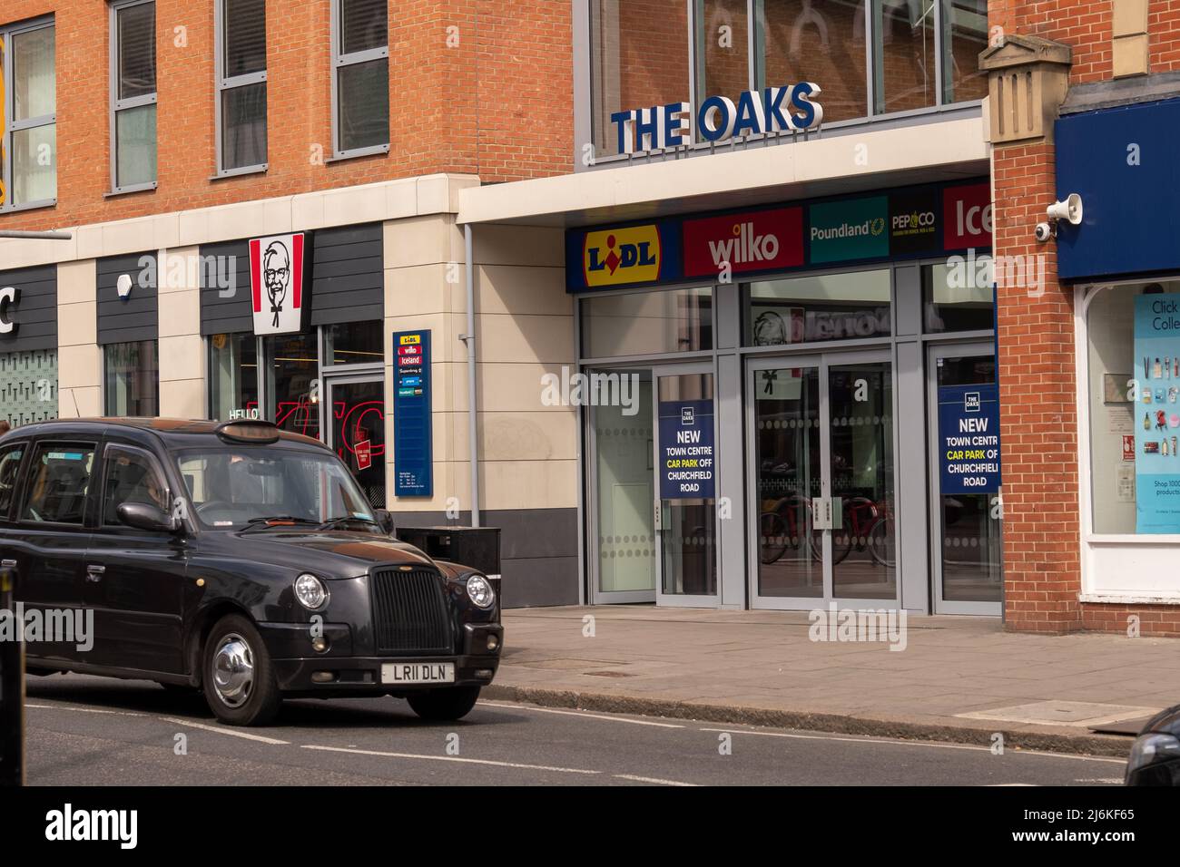 London - April 2022: Das Oaks Shopping Centre in Acton, West London Stockfoto