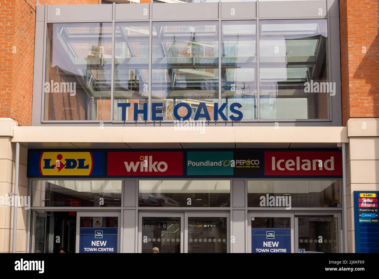 London - April 2022: Das Oaks Shopping Centre in Acton, West London Stockfoto