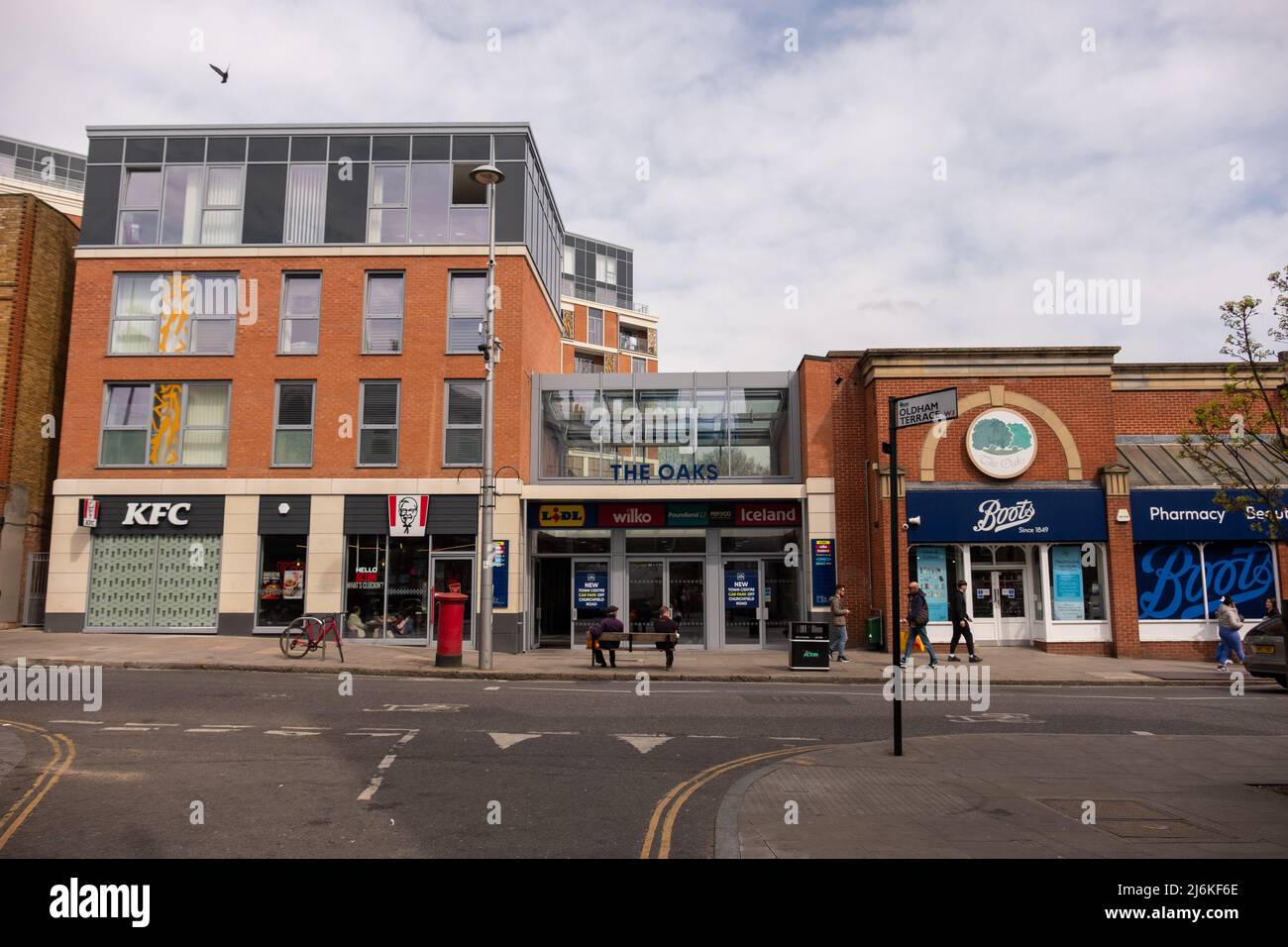 London - April 2022: Das Oaks Shopping Centre in Acton, West London Stockfoto