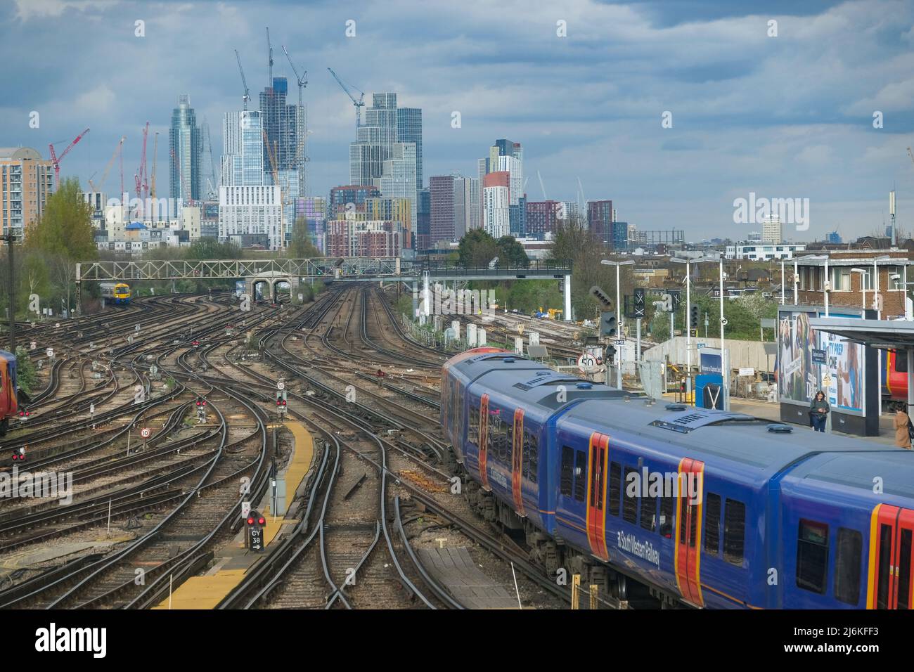London - April 2022: Züge und viele Gleise des Bahnhofs Clapham Junction im Südwesten Londons Stockfoto