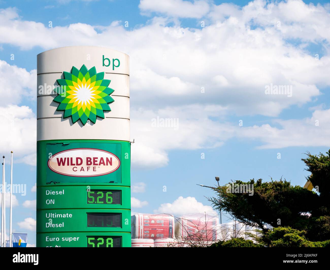BP plc britische Öl- und Gasunternehmen Beschilderung, Markenlogo, Tankstelle Schild Emblem Objekt extreme Nahaufnahme, Detail, niemand. Tankstelle, Business, Stockfoto