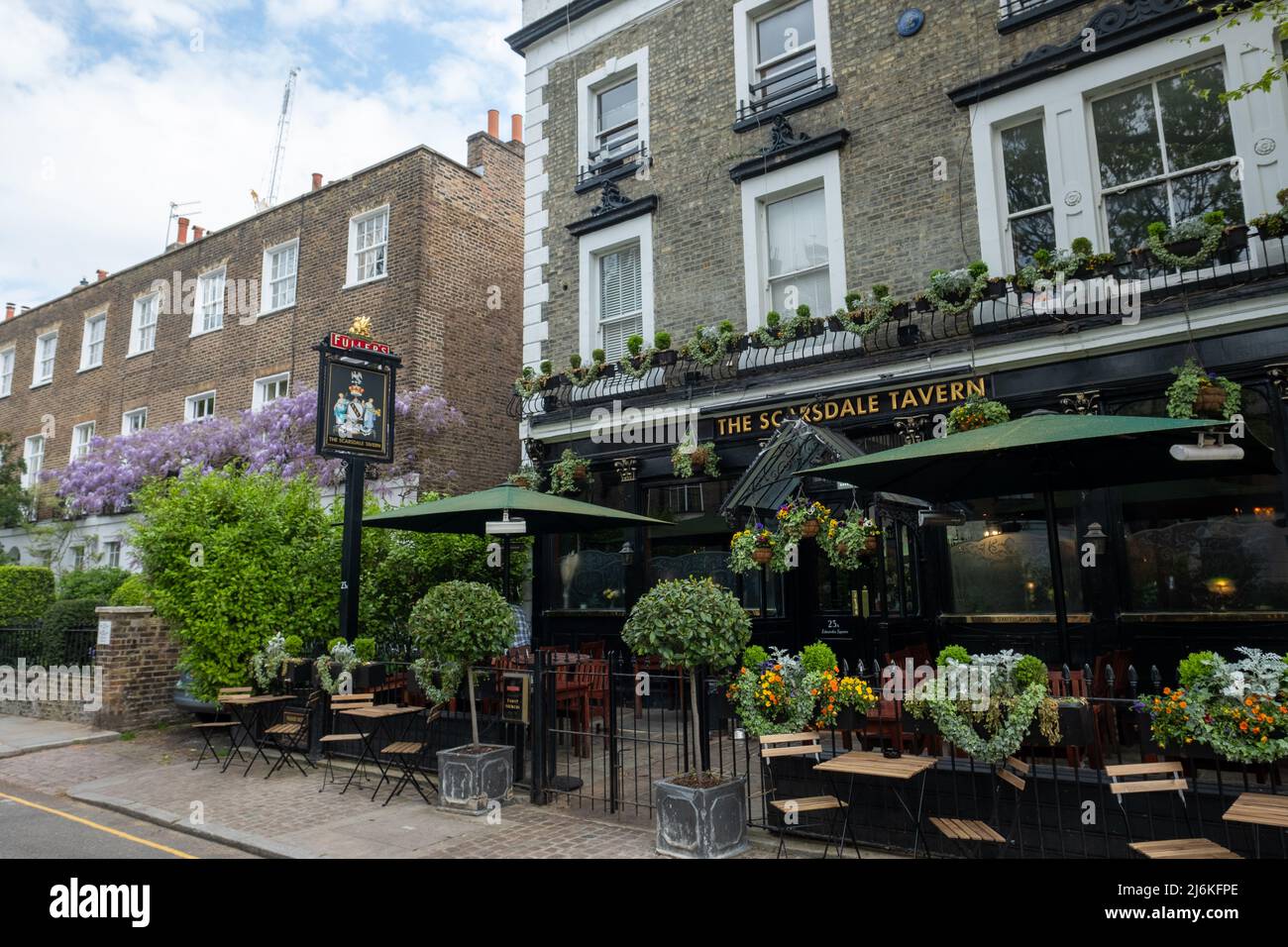 London, April 2022: The Scarsdale Tavern, ein alter traditioneller Pub in der Nähe der High Street Kensington Stockfoto