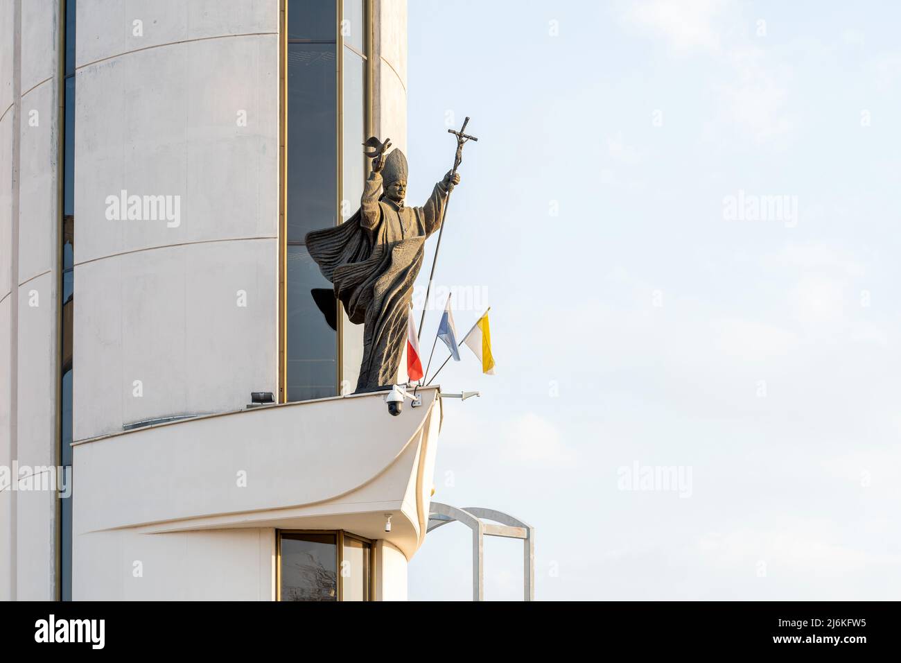Statue von Johannes Paul II, Polen, Krakau, Lagiewniki Heiligtum der Göttlichen Barmherzigkeit architektonische Details. Papst Johannes Paul die zweite moderne Statue aus der Nähe, d Stockfoto