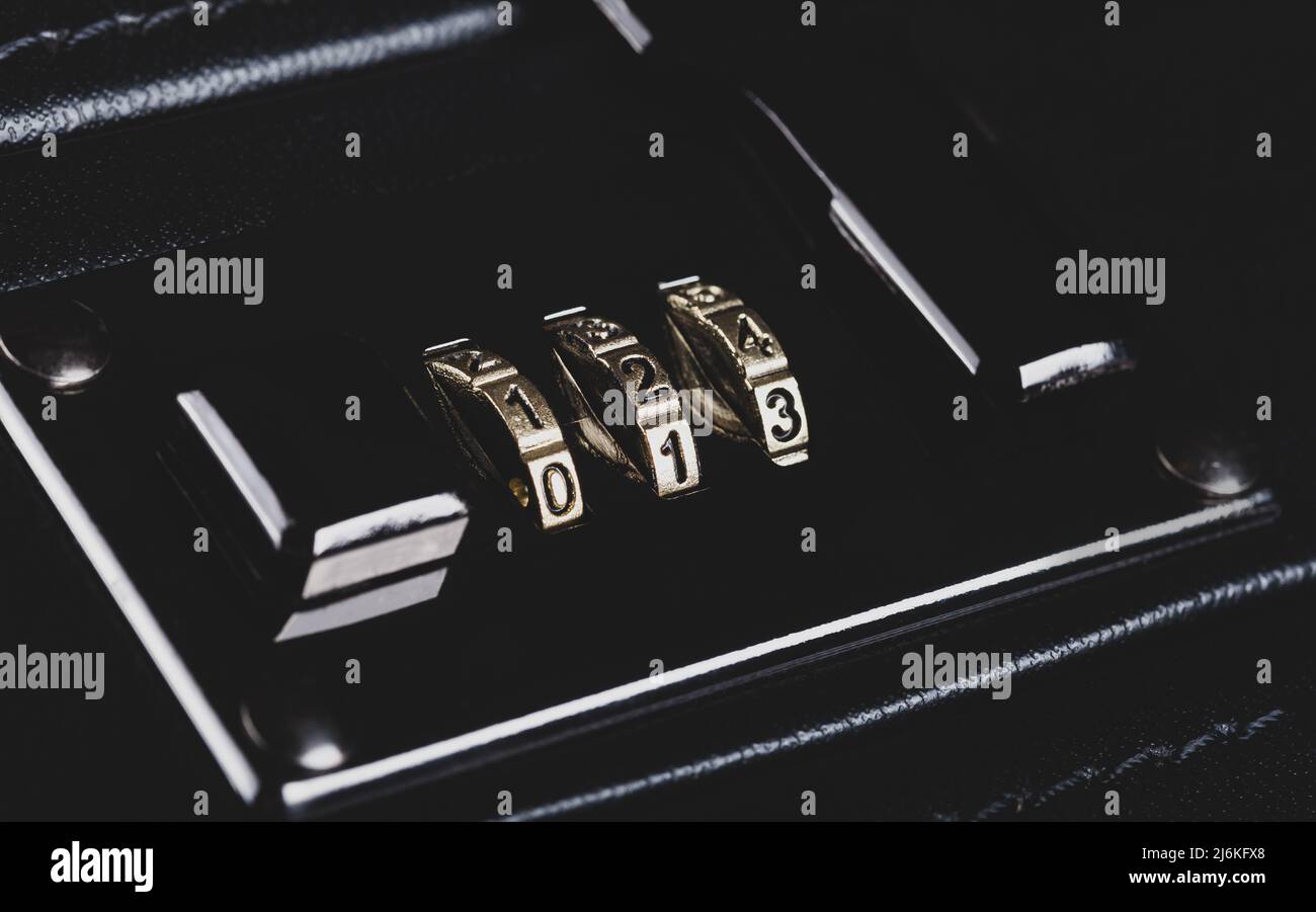 Einfaches Codeschloss auf einem dunkelschwarzen Premium-Koffer. Habseligkeiten Schutz, Datensicherheit, Sicherheit abstraktes Konzept, Zahlenkombination Schloss Objekt Makro Stockfoto