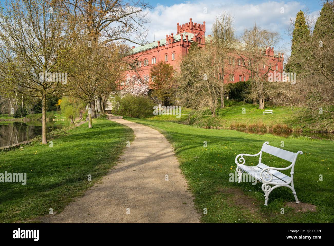 Schloss Klasterec nad Ohri im Westen der Tschechischen Republik vom Schlosspark aus gesehen Stockfoto
