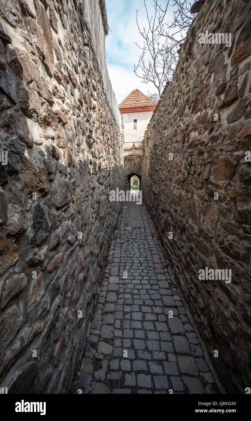 Blick auf die engste Gasse in der Tschechischen Republik, die vor Ort als 'Katova ulicka' berühmte Touristenattraktion in der Stadt Kadan bekannt ist Stockfoto