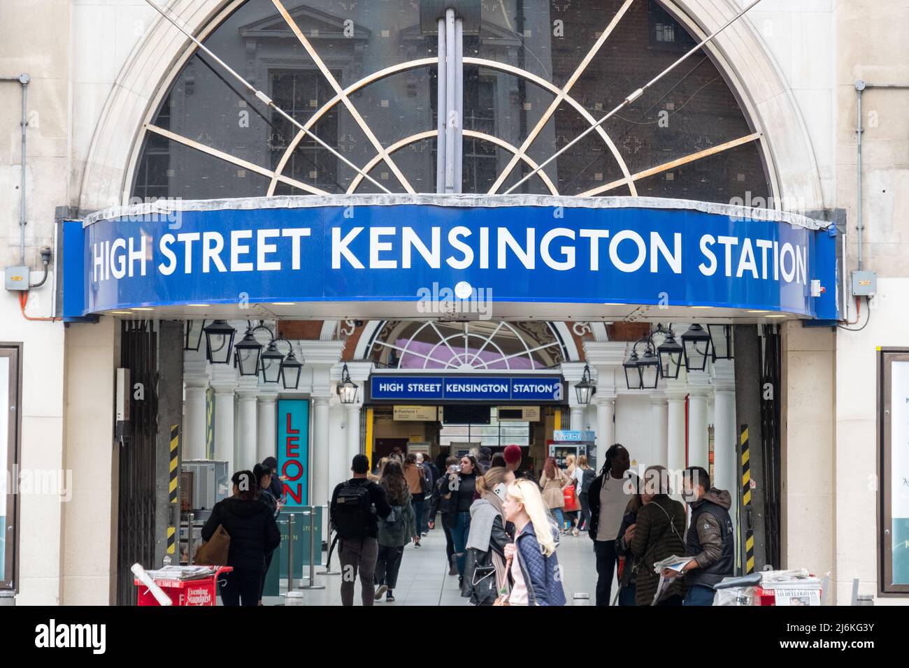 London, April 2022: High Street Kensington Station und Geschäfte, West London Stockfoto