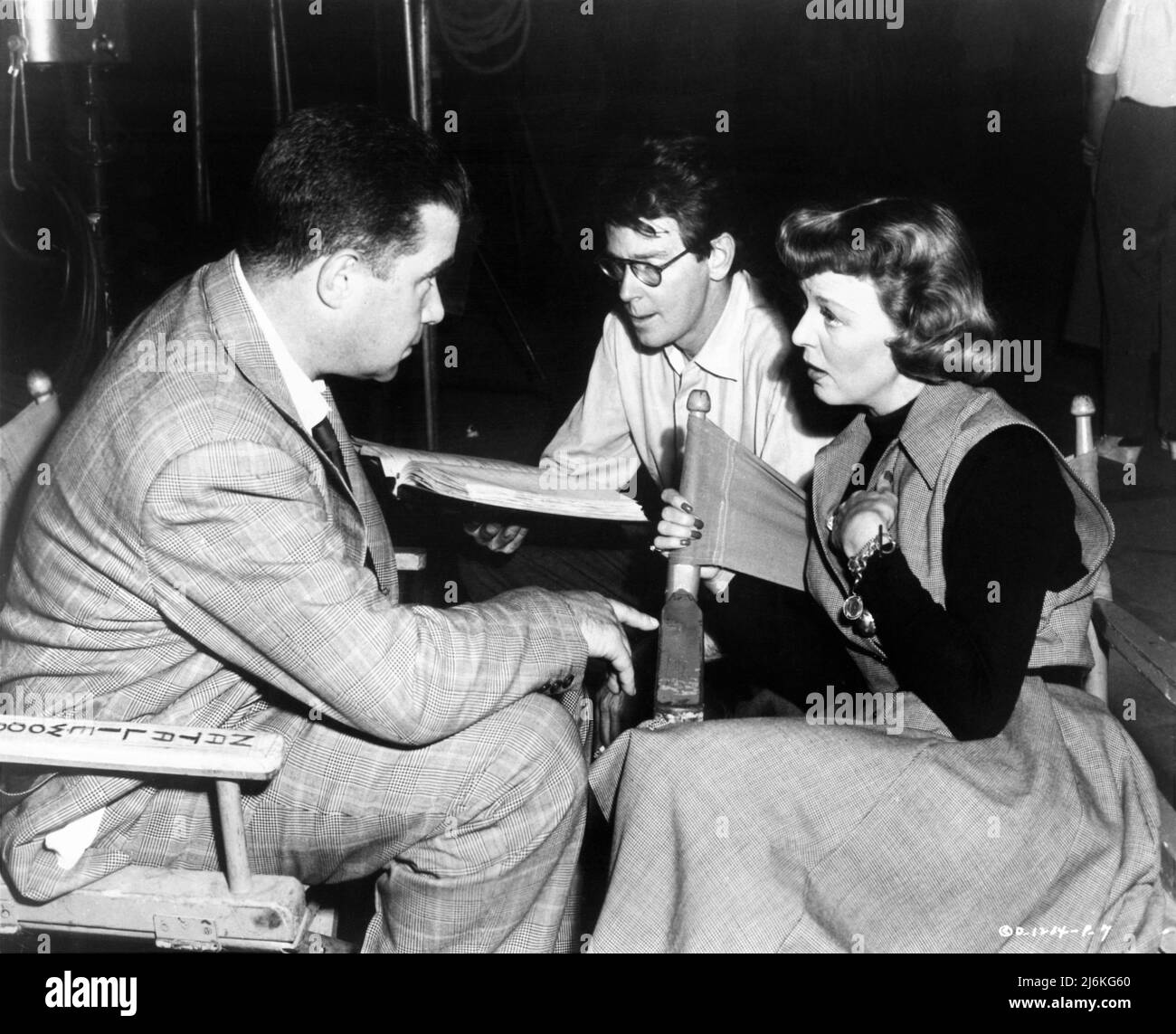 Anschließend ersetzte er Regisseur ROBERT ROSSEN Dialogdirektor PHIL BROWN und MARGARET SULLAVAN am Set Candid während der Dreharbeiten zu NO SAD SONGS FOR ME 1950 Regisseur RUDOLPH MATÉ Roman Ruth Southard Drehbuch Howard Koch Musik George Duning hat Jean Louis Produzent Buddy Adler Columbia Pictures in den Bann gedrängt Stockfoto