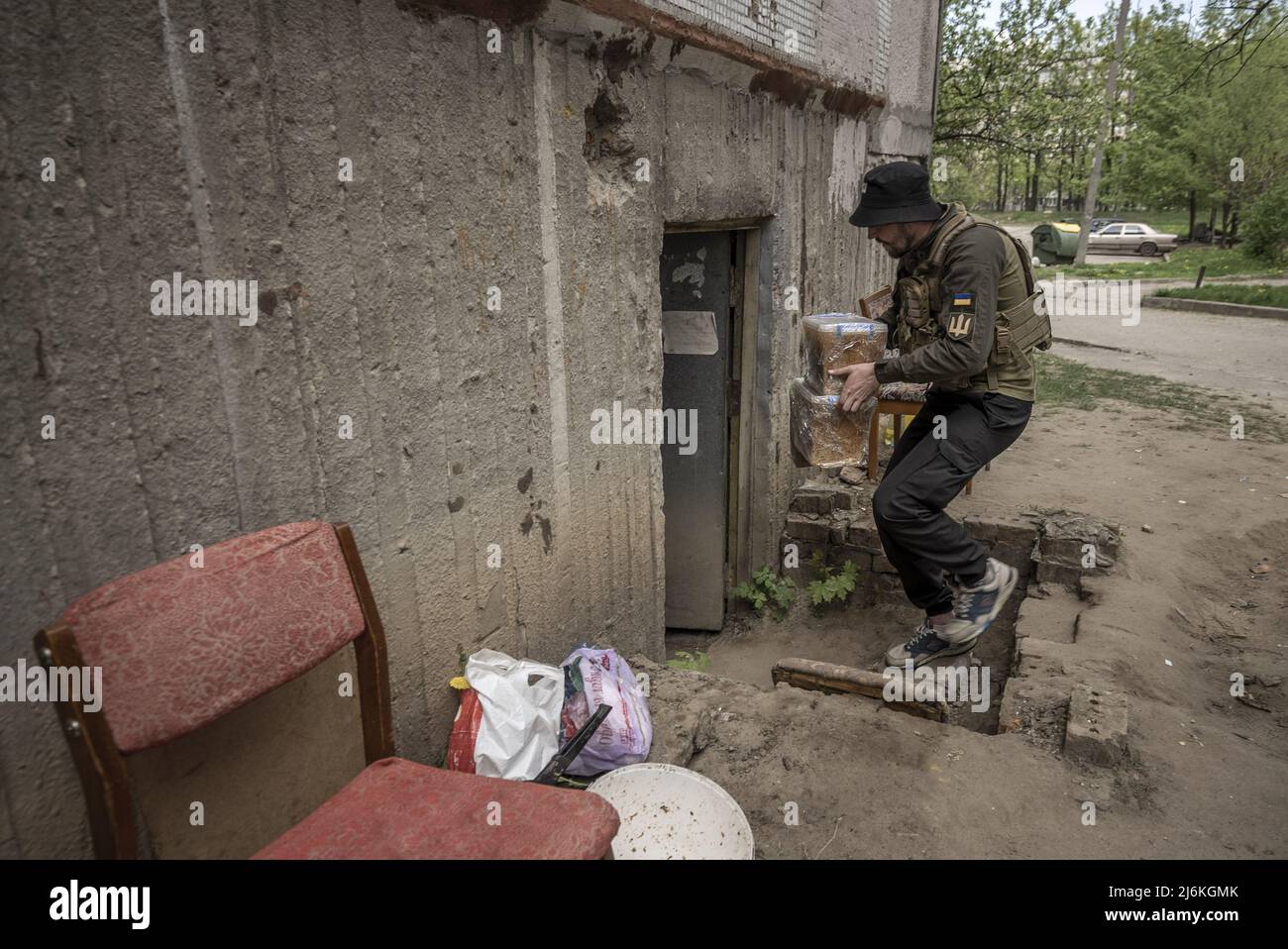 Charkiw, Ukraine. 02.. Mai 2022. Freiwillige von One Nation bringen gespendete Lebensmittel an Bewohner eines Wohnhauses, das etwa 30 Kilometer von der russischen Grenze entfernt in Charkiw, Ukraine, liegt, Montag, 2. Mai 2022. Führende israelische Beamte verurteilten am Montag Äußerungen des russischen Chefdiplomaten, die behaupteten, dass der Nazi-Führer Adolf Hitler jüdisch sei und implizierten, dass jüdische Gefangene während des Zweiten Weltkriegs für ihren eigenen Tod im Holocaust verantwortlich seien. Foto von Ken Cedeno/UPI Credit: UPI/Alamy Live News Stockfoto