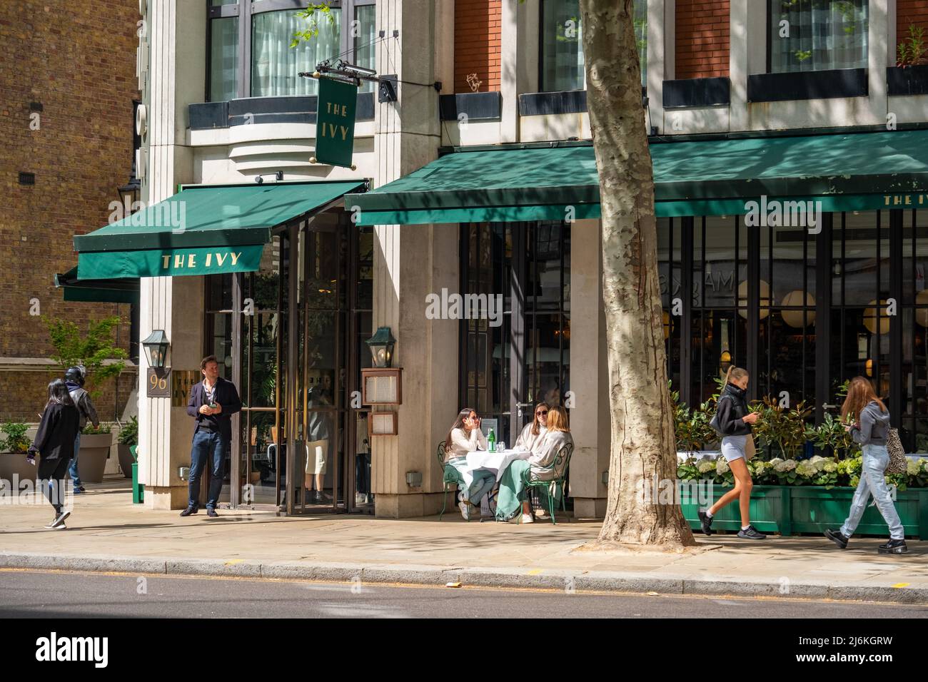 London, April 2022: Das Restaurant Ivy in der High Street Kensington Stockfoto