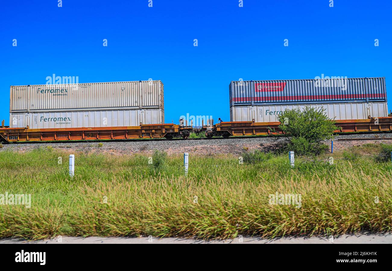 Feromex Company Zug durch Navojoa, Sonora Mexiko. Mexikanischer Verkehr, mexikanische Eisenbahnen, das größte Eisenbahnnetz in Mexiko mit 11.000 km Strecke, die die wichtigsten Industrie- und Verbrauchergebiete des Landes abdeckt. (© Foto von LuisGutierrez / NortePhoto.com) Tren de la empresa Feromex a su paso por Navojoa, Sonora Mexiko. Trasnportes mexicanos, ferrocarriles mexicanos, Red ferroviaria más grande de México con 11.000 km de Vía, cubriendo las principales zonas industriales y de consumo del País. (© Foto von LuisGutierrez / NortePhoto.com) Stockfoto