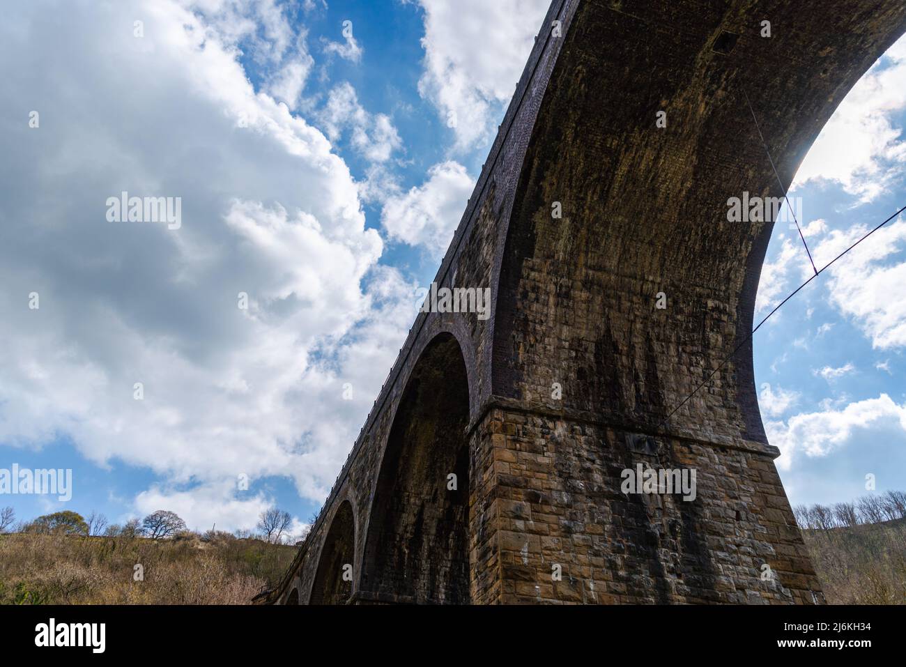 Die viktorianischen Midland Grabstein Eisenbahnviadukt, heute Teil von der Monsal Trail-Radweg in Monsal Dale im englischen Peak District National Park. Stockfoto