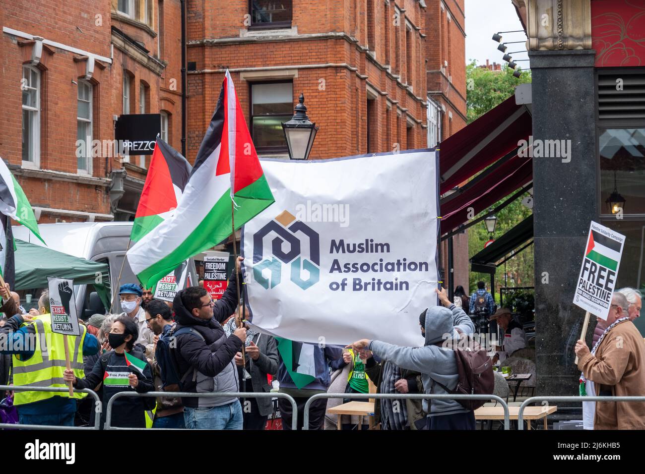 London - 2022. April: Protest gegen Palästina und Demonstration auf der Kensington High Street in der Nähe der israelischen Botschaft Stockfoto