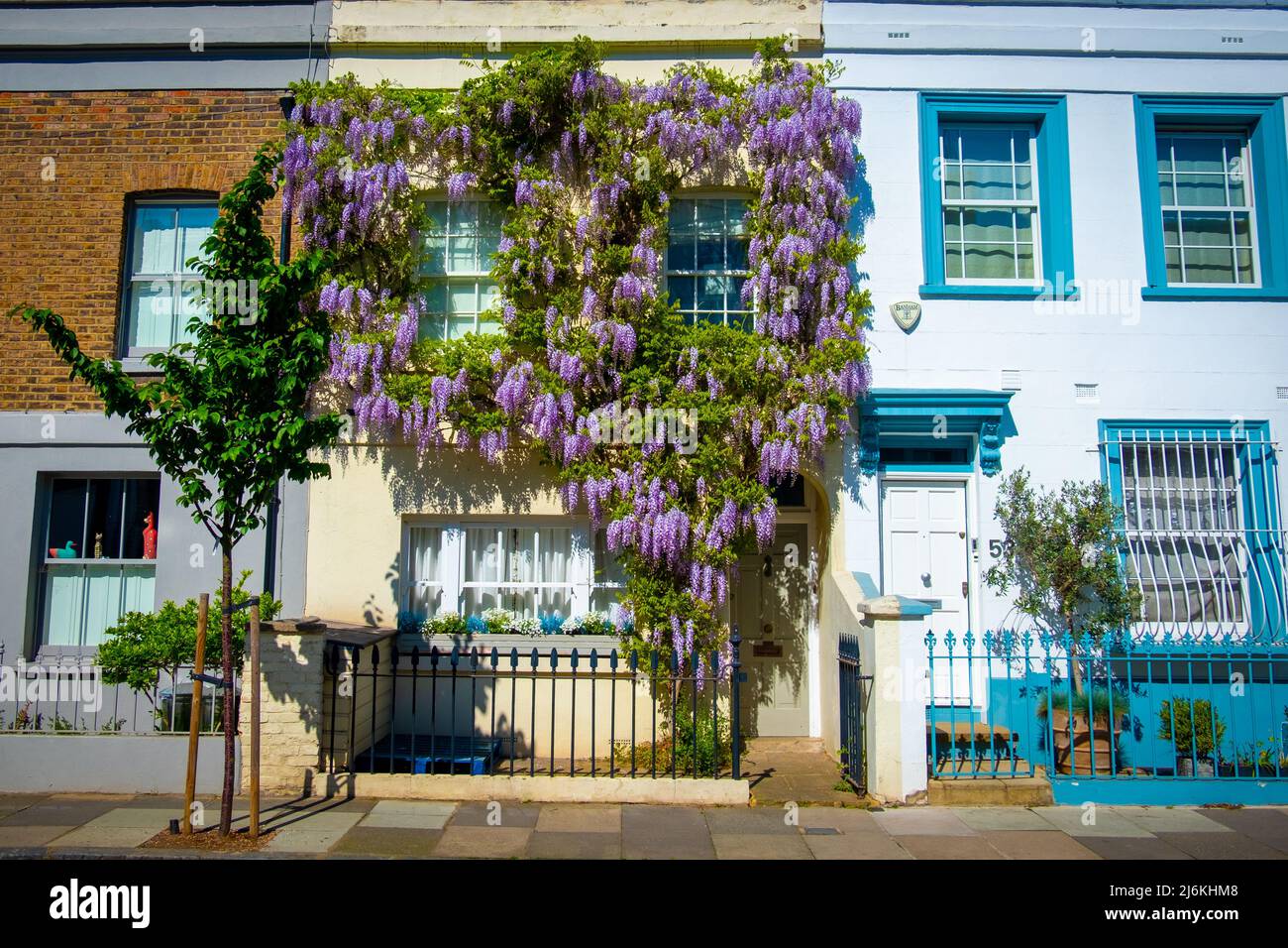 London - April 2022: Farbenfrohe, attraktive Häuser in W14 West-London, Kensington Stockfoto