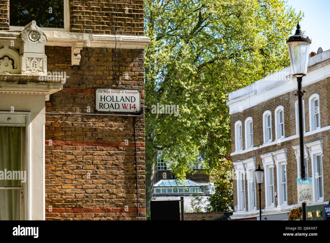 London: Blick auf die Stadthäuser von West London mit einem Sportwagen, der draußen geparkt ist Stockfoto