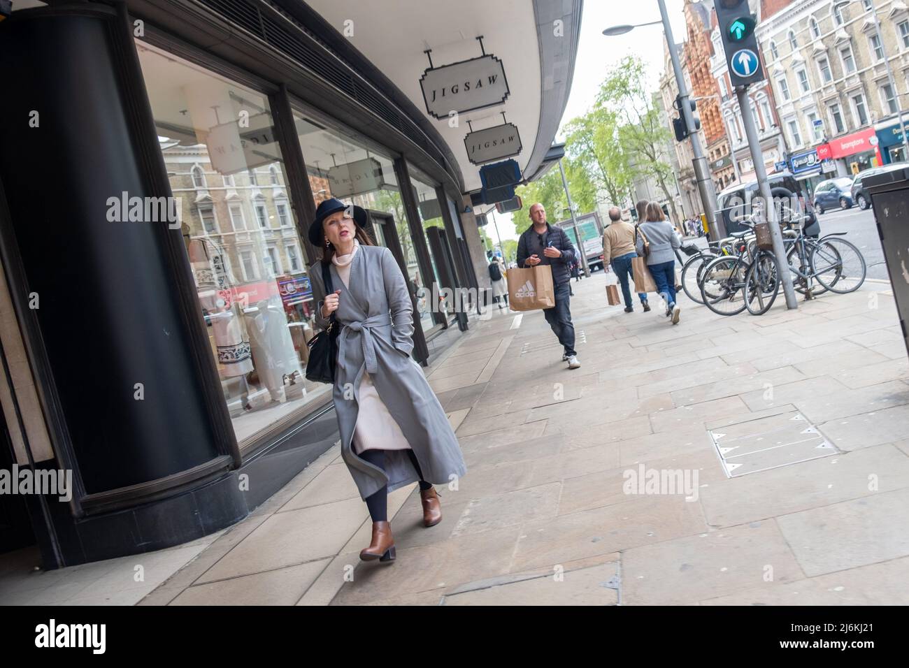 London - April 2022: High Street Kensington Street tagsüber Szene Stockfoto