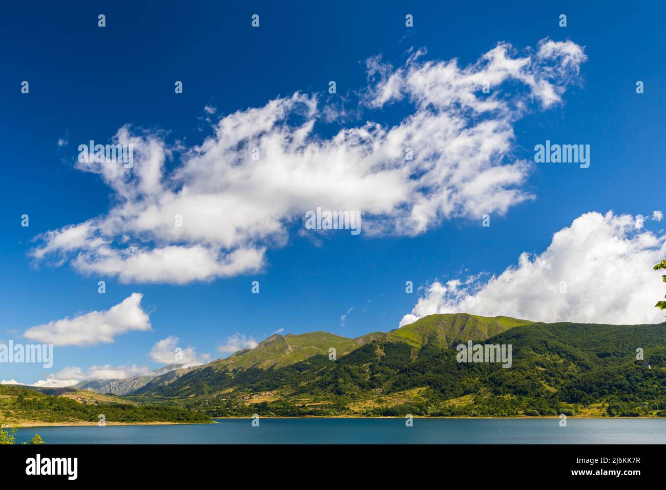 Lago di Campotosto im Nationalpark Gran Sasso e Monti della Laga, Region Abruzzen, Italien Stockfoto