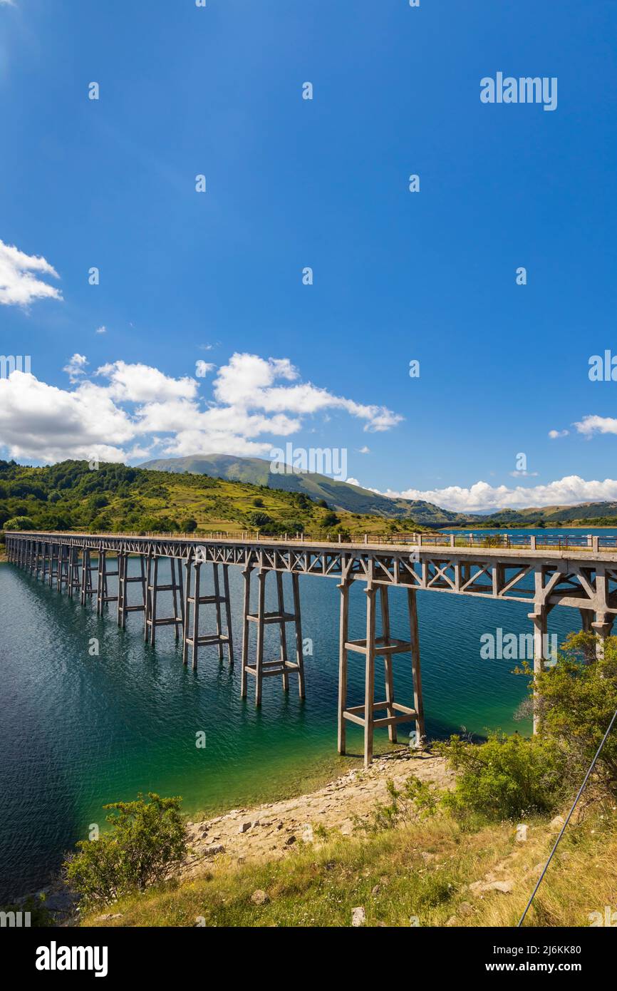 Brücke Ponte delle Stecche, Lago di Campotosto im Nationalpark Gran Sasso e Monti della Laga, Region Abruzzen, Italien Stockfoto