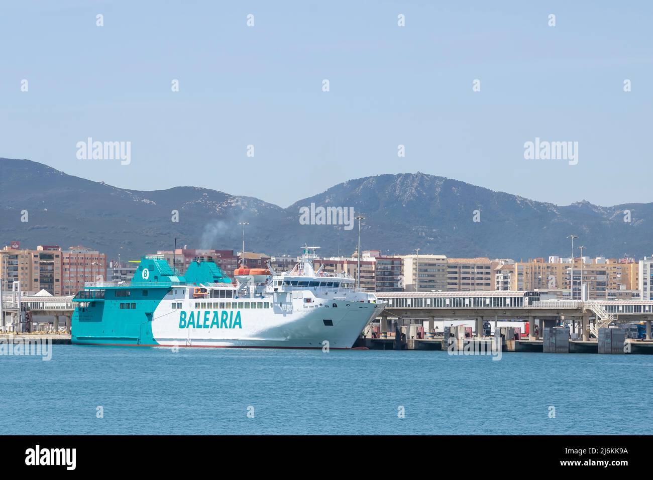 ALGECIRAS, SPANIEN; MAI/01/2022; Schiff der Balearen liegt im Hafen von Algeciras. Stockfoto