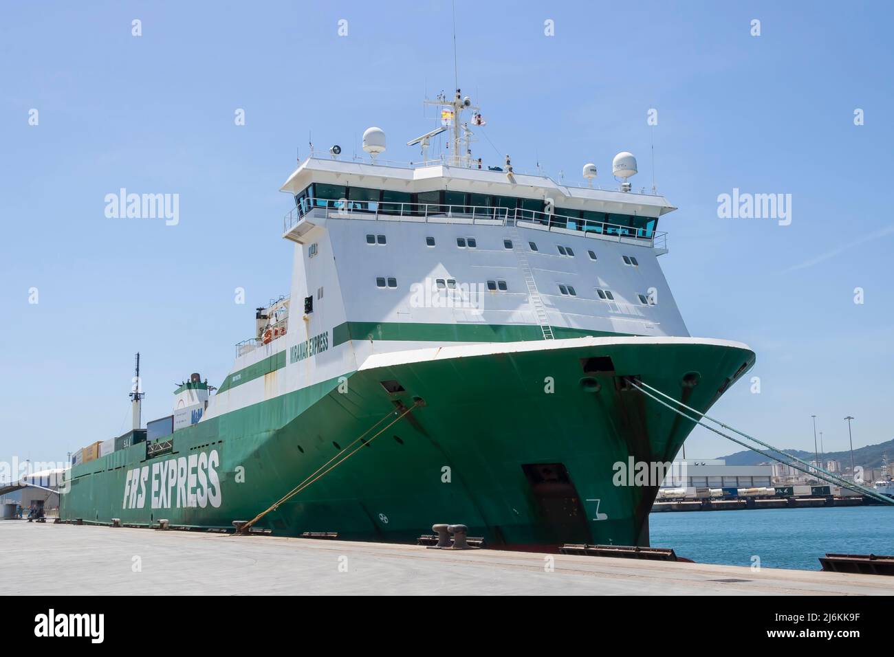 ALGECIRAS, SPANIEN; MAI/01/2022; FRS EXPRESS Ship vor Anker im Hafen von Algeciras. Stockfoto
