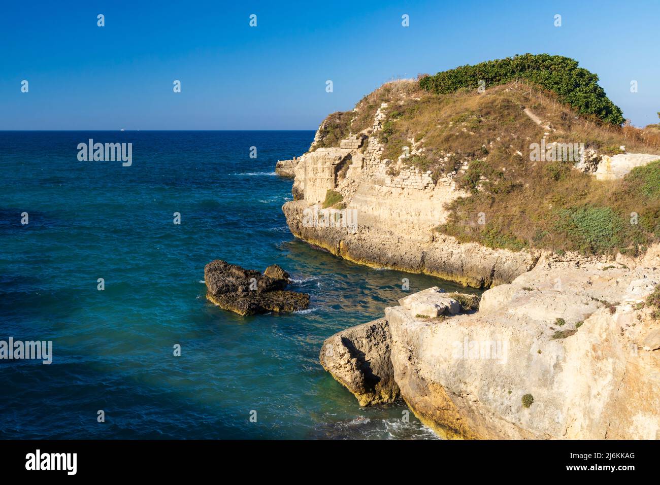 Roca Vecchia, archäologische Stätte in der Nähe von Torre di Roca Vecchia, Apulien, Italien Stockfoto