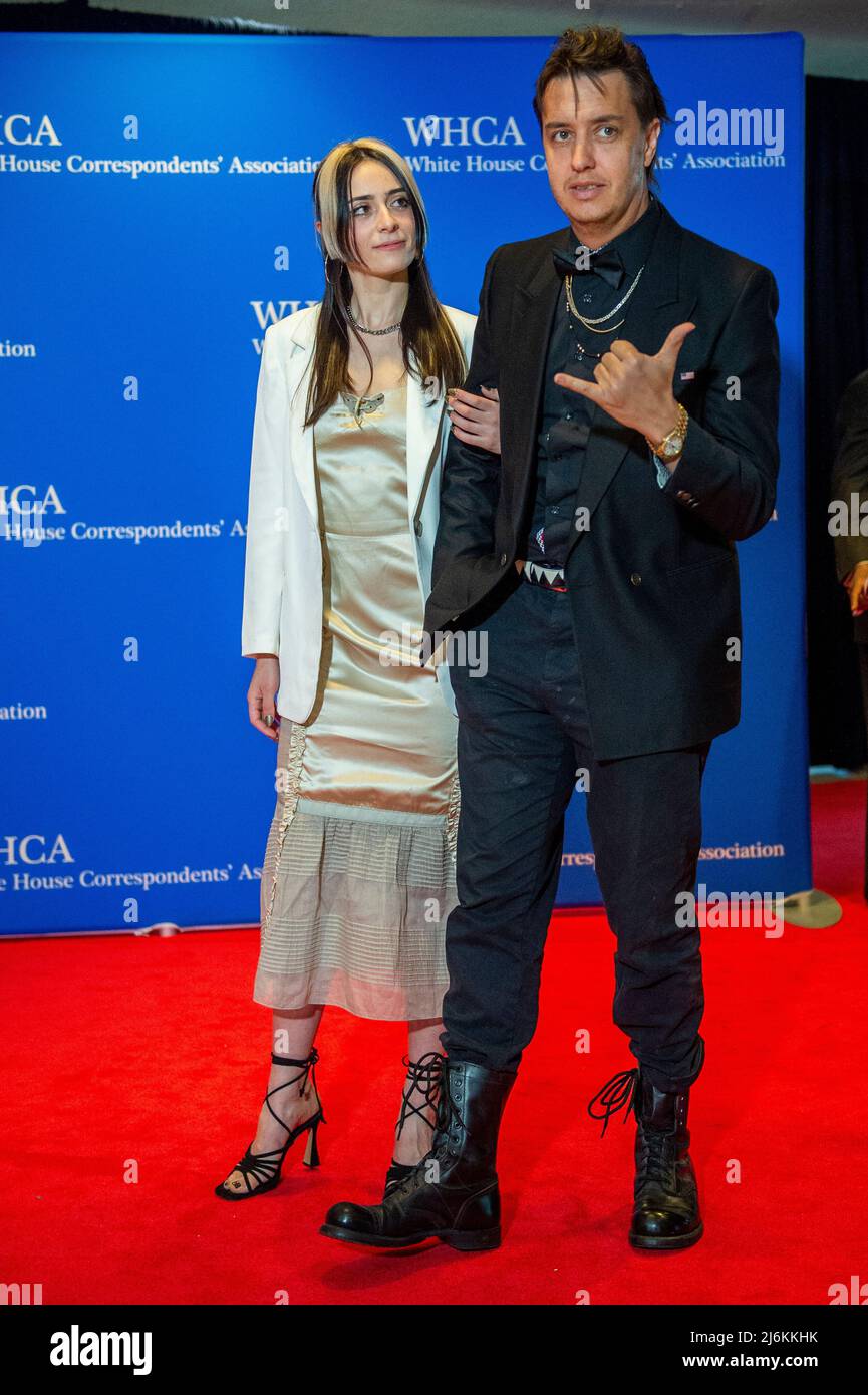30. April 2022, Washington, District of Columbia, USA: Julian Casablancas, Rechts, kommt am Samstag, den 30. April 2022, zum Jahresessen der White House Correspondents Association 2022 im Washington Hilton Hotel. Dies ist das erste Mal seit 2019, dass die WHCA aufgrund der COVID-19-Pandemie ihr jährliches Abendessen veranstaltet (Bild: © Rod Lampey/CNP via ZUMA Press Wire) Stockfoto