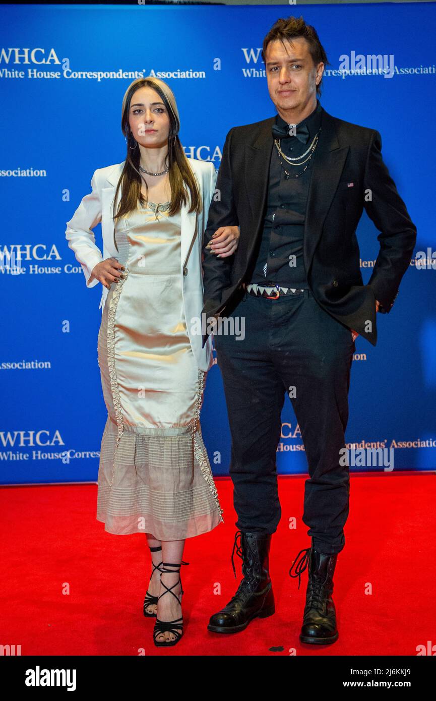 30. April 2022, Washington, District of Columbia, USA: Julian Casablancas, Rechts, kommt am Samstag, den 30. April 2022, zum Jahresessen der White House Correspondents Association 2022 im Washington Hilton Hotel. Dies ist das erste Mal seit 2019, dass die WHCA aufgrund der COVID-19-Pandemie ihr jährliches Abendessen veranstaltet (Bild: © Rod Lampey/CNP via ZUMA Press Wire) Stockfoto