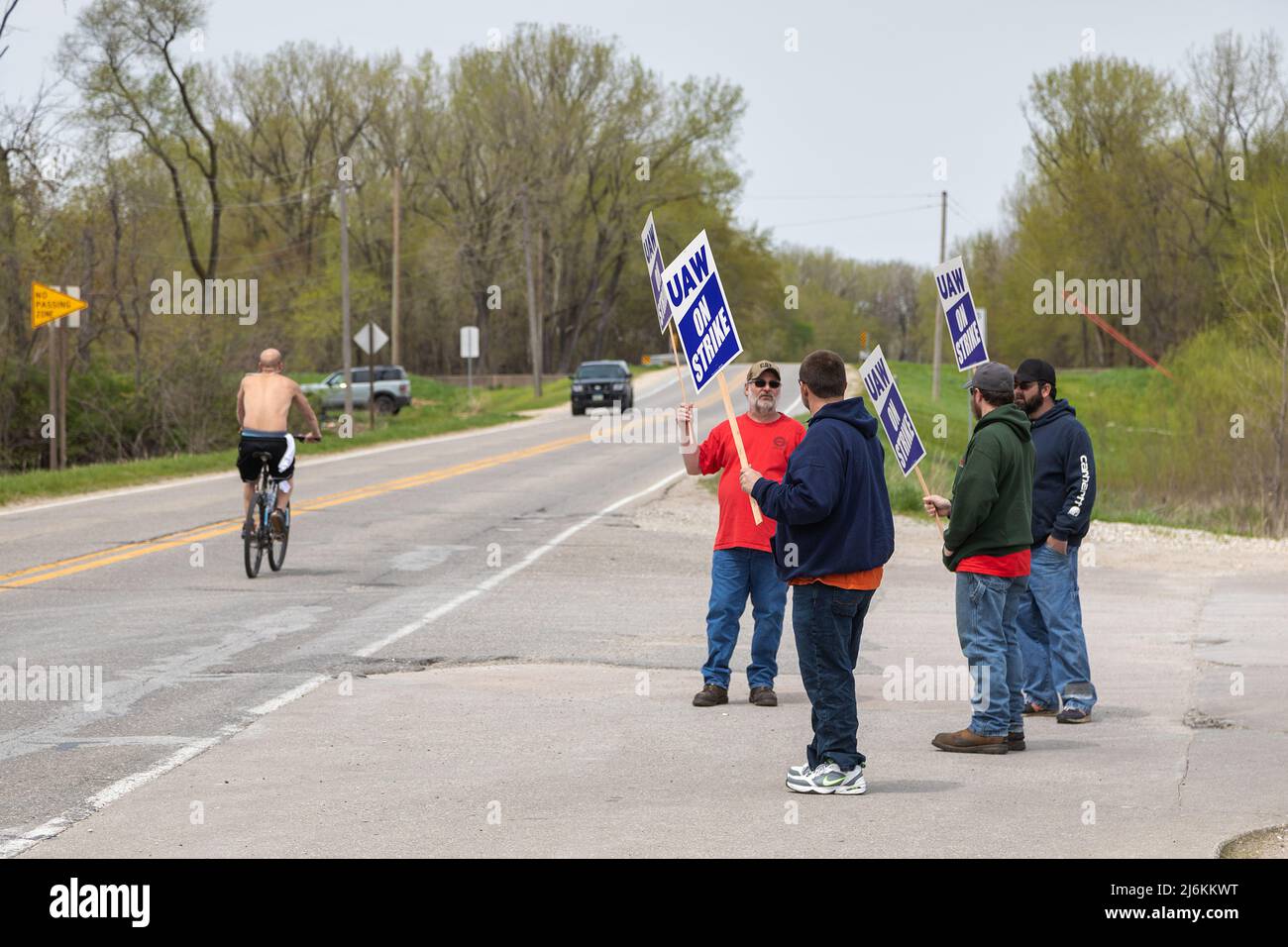 Burlington, Iowa, USA. 2.. Mai 2022. Mitarbeiter, die von United Auto Workers (UAW) Local 807 vertreten wurden, streikten gegen CNH Industrial in Burlington, Iowa, USA, in einer Fabrik, die Baumaschinen produziert. Der Streik begann am 2.. Mai mit einem Streik. Mitglieder der UAW 180 in Racine Wisconsin traten ebenfalls in den Streik. An den beiden Standorten nehmen insgesamt 1.100 Mitarbeiter pro Stunde am Streik Teil. Laut einer Pressemitteilung der United Auto Workers streiten die Mitarbeiter für die Fähigkeit, einen anständigen Lebensunterhalt zu verdienen und sich mit würde in den Ruhestand zu setzen. Kredit: Keith Turrill/Alamy Live Nachrichten Stockfoto