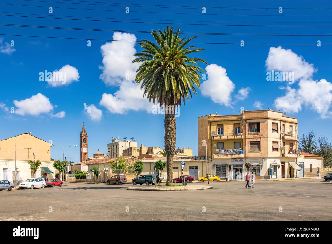 Downtown Asmara Eritrea an einem sonnigen Tag Stockfoto