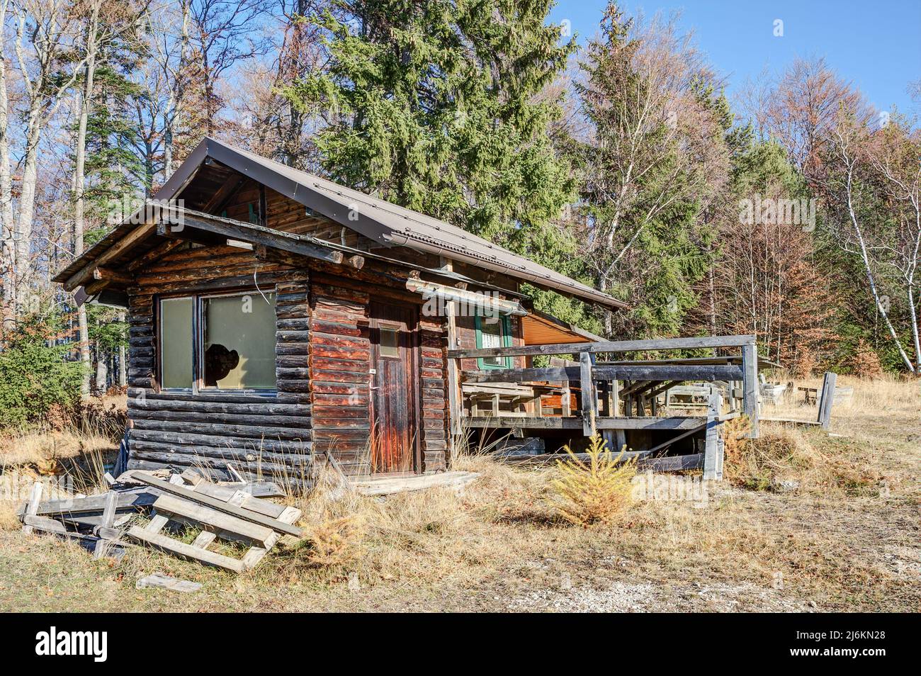 Alte heruntergewirtschaftete Hütte in der wunderschönen Natur der Tiroler Alpen. Stockfoto