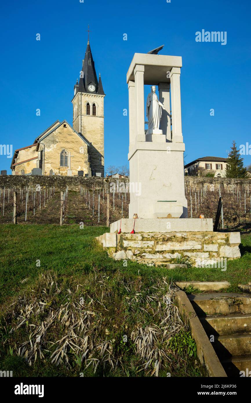 Die Kirche des hl. Didier und die Statue der Jungfrau maria, in Rignat, Departement Ain, Frankreich Stockfoto