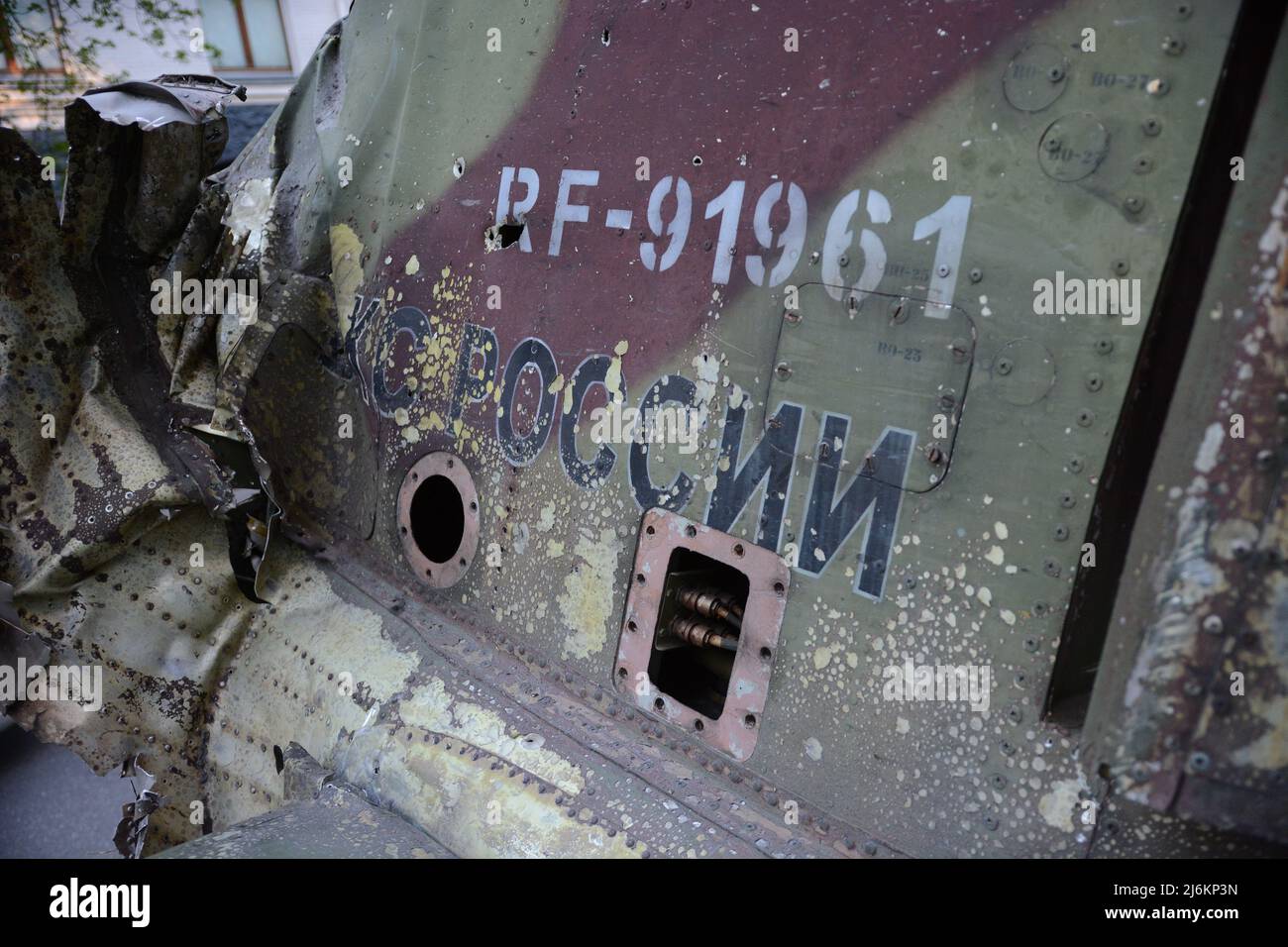 Region Kiew, Ukraine - 02. Mai 2022, die Inschrift der russischen Luftwaffe auf einem Fragment Schwanz eines russischen Militärflugzeugs SU-25, das von der ukrainischen Armee in der Region Kiew zerstört wurde. Russland marschierte am 24. Februar 2022 in die Ukraine ein und löste damit den größten militärischen Angriff in Europa seit dem Zweiten Weltkrieg aus Stockfoto