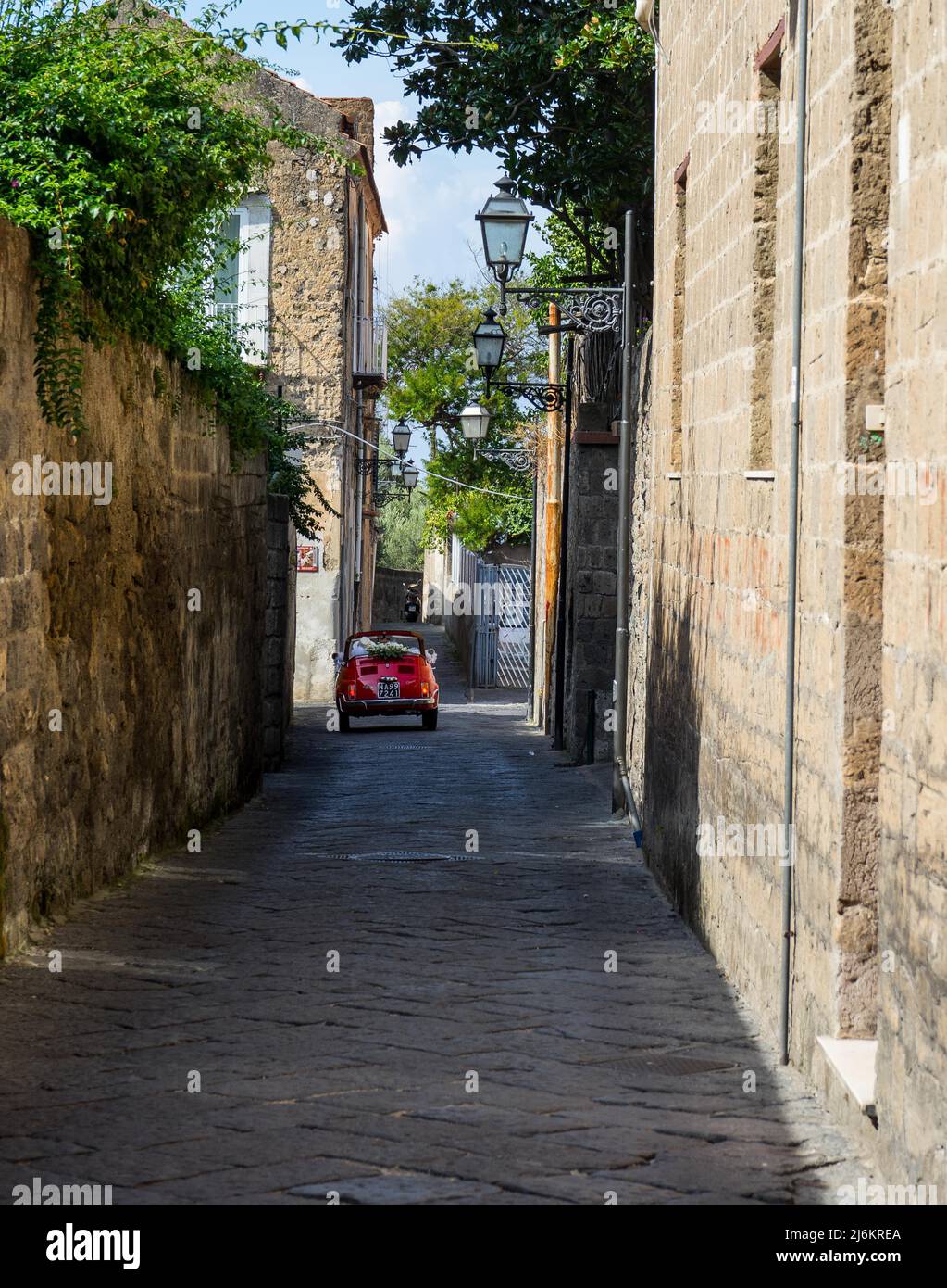 Red Fiat 500 Hochzeitsauto in den Straßen von Sorrento, Italien Stockfoto