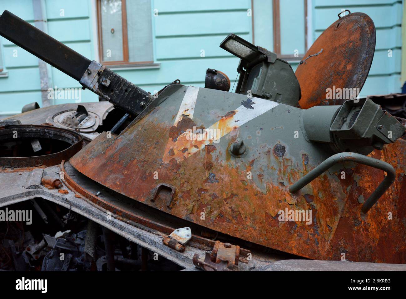 Turm markiert V mit einem zerstörten russischen Panzer, wurde es von der ukrainischen Armee in der Region Kiew zerstört. Russland marschierte am 24. Februar 2022 in die Ukraine ein und löste damit den größten militärischen Angriff in Europa seit dem Zweiten Weltkrieg aus (Foto von Aleksandr Gusev / SOPA Images/Sipa USA) Stockfoto