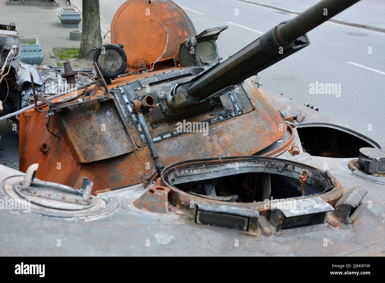 Ein russischer Panzer, der zerstört wurde, wurde vom ukrainischen Militär in der Region Kiew zerstört. Russland marschierte am 24. Februar 2022 in die Ukraine ein und löste damit den größten militärischen Angriff in Europa seit dem Zweiten Weltkrieg aus (Foto von Aleksandr Gusev / SOPA Images/Sipa USA) Stockfoto