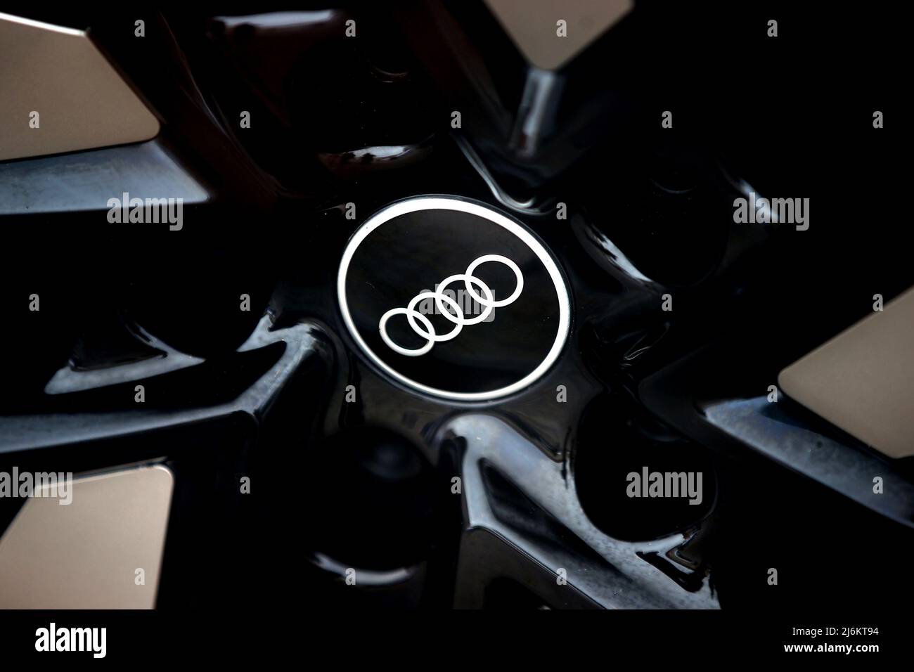 Logo von Audi auf einem Rad des neuen Audi e-tron GT. Stockfoto