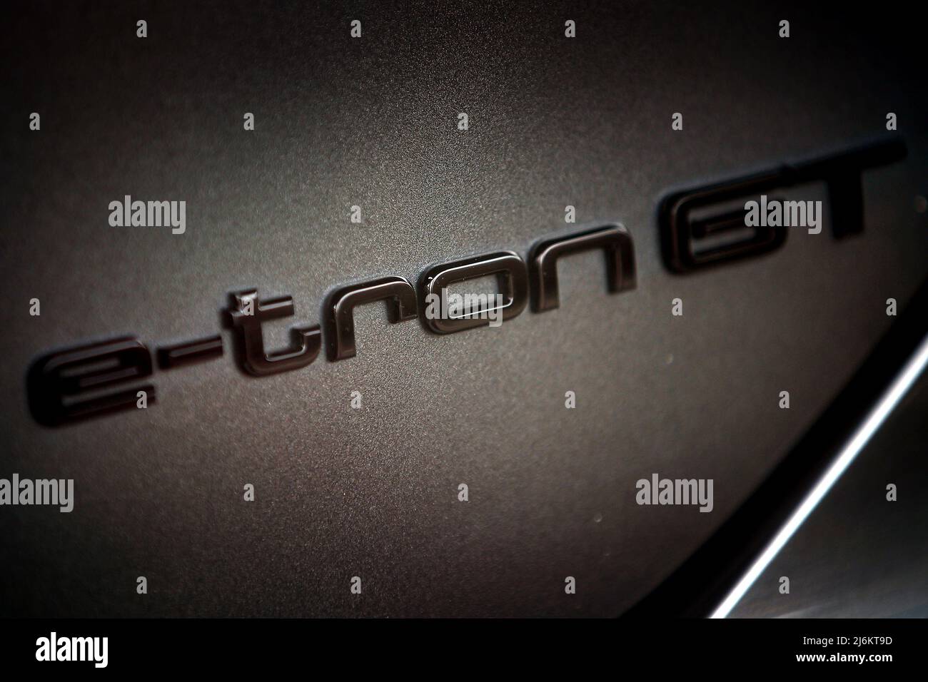 Ein e-tron GT-Logo auf einem Audi-Fahrzeug. Stockfoto