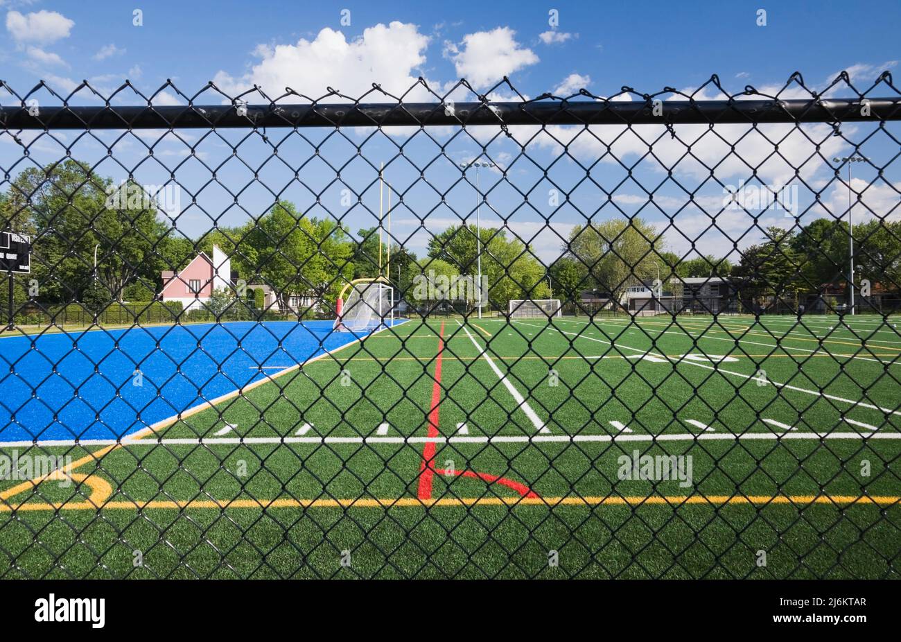 Fußball und Fußballplatz mit Kunstrasen im Schulhof. Stockfoto