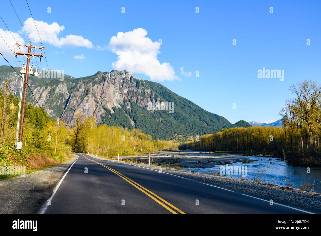 Wunderschöne Fahrt entlang des Snoqualmie River mit dem Mount Si im pazifischen Nordwesten Stockfoto