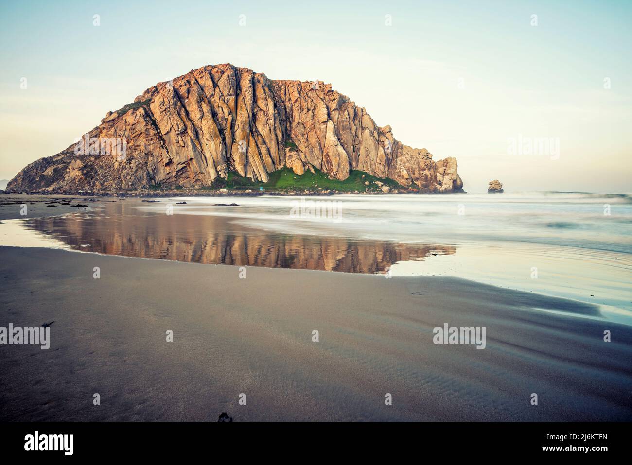 Morro Rock an einem Aprilmorgen. Morro Bay, Kalifornien, USA. Stockfoto