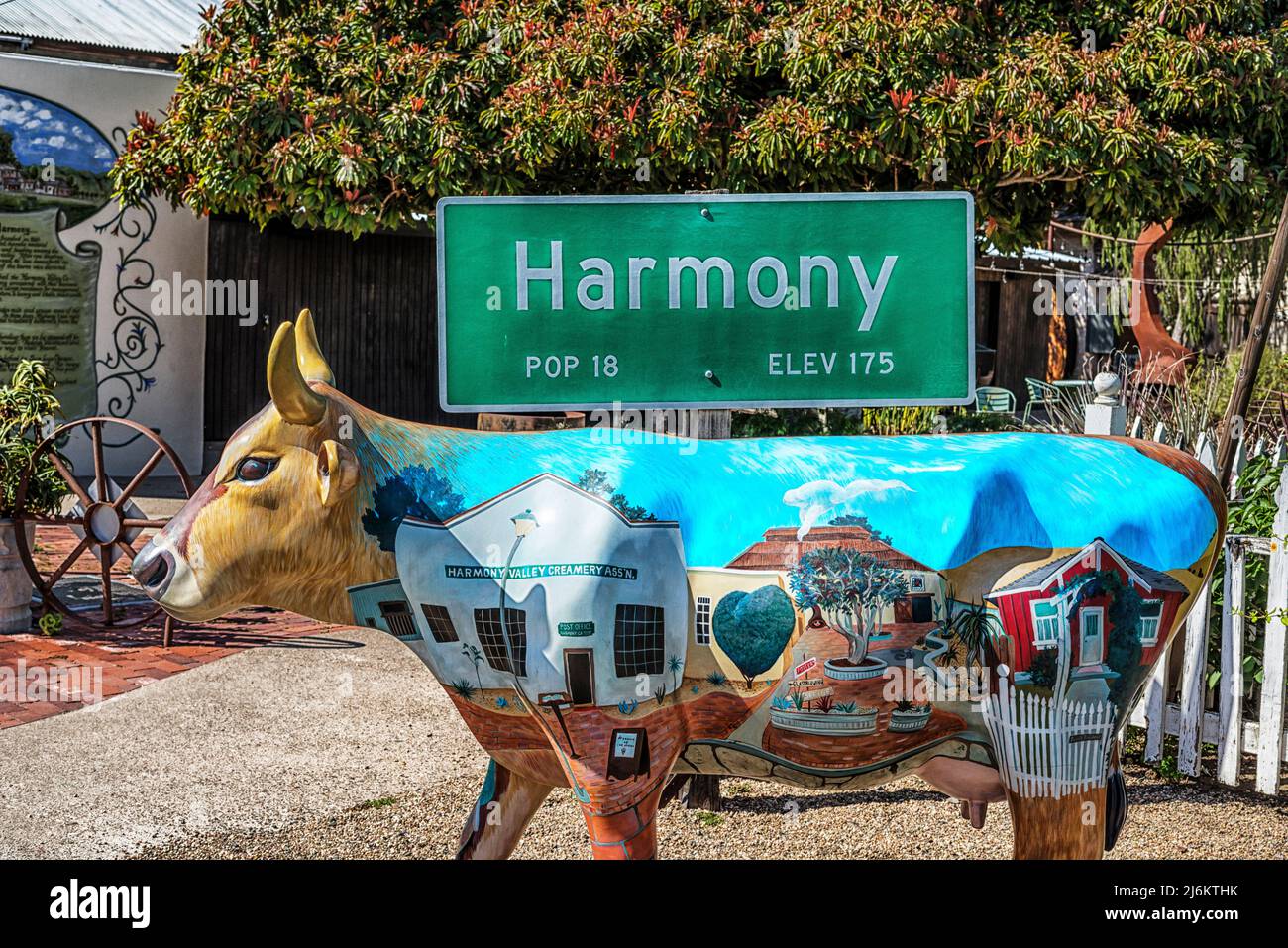 Bunte Kuhstatue mit Schild für die Stadt Harmony, Kalifornien, USA. Stockfoto