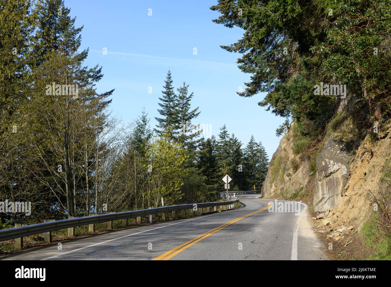 Chuckanut Drive im pazifischen Nordwesten, der sich am Rande des Kontinents schlängelt Stockfoto