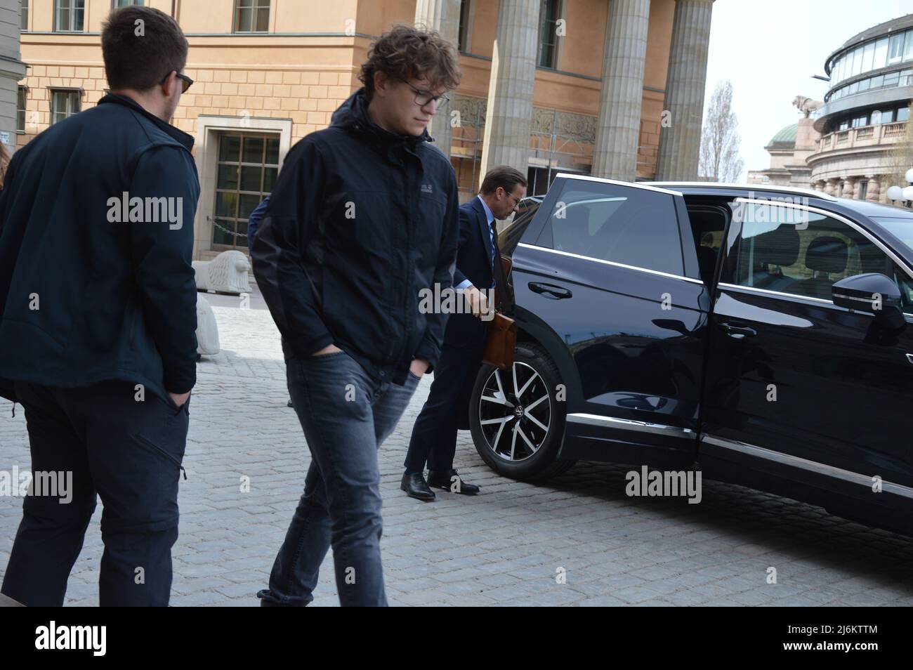 Schwedischer Politiker und Vorsitzender der gemäßigten Partei Ulf Kristersson in der Nähe des Riksdag (Parlamentsgebäude) in Stockholm - 29. April 2022. Stockfoto