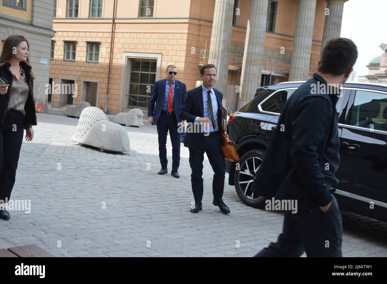 Schwedischer Politiker und Vorsitzender der gemäßigten Partei Ulf Kristersson in der Nähe des Riksdag (Parlamentsgebäude) in Stockholm - 29. April 2022. Stockfoto