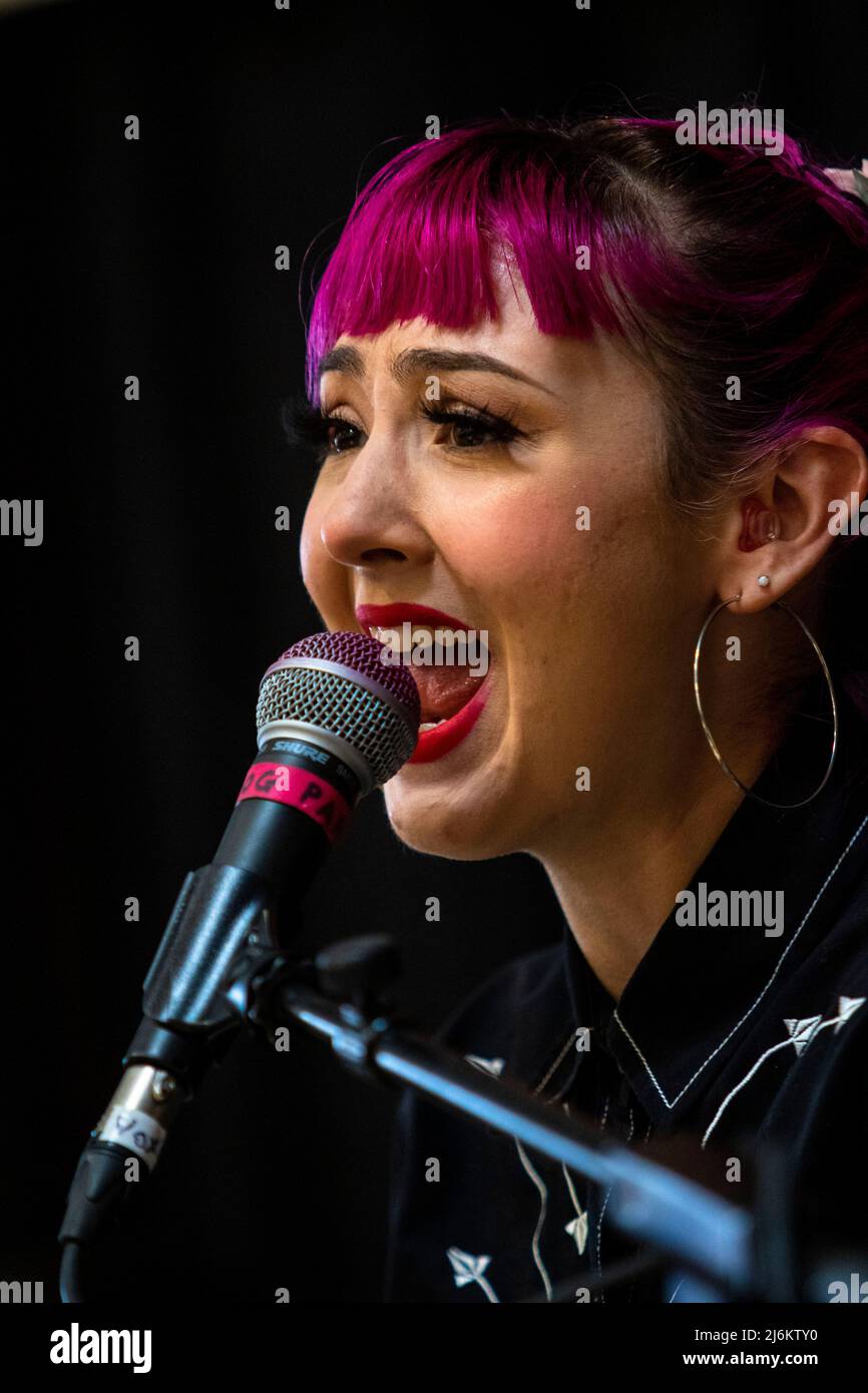 Lucy Giles von der Band Dog Party tritt auf einem Punk-Rock-Flohmarkt auf. Der Punk Rock Flea Market kehrt zu seinem 5.-jährigen Bestehen nach Reno zurück. (Foto von Ty ONeil / SOPA Images/Sipa USA) Stockfoto