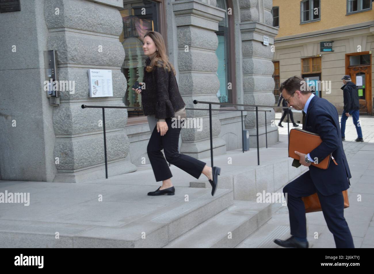 Schwedischer Politiker und Vorsitzender der gemäßigten Partei Ulf Kristersson in der Nähe des Riksdag (Parlamentsgebäude) in Stockholm - 29. April 2022. Stockfoto