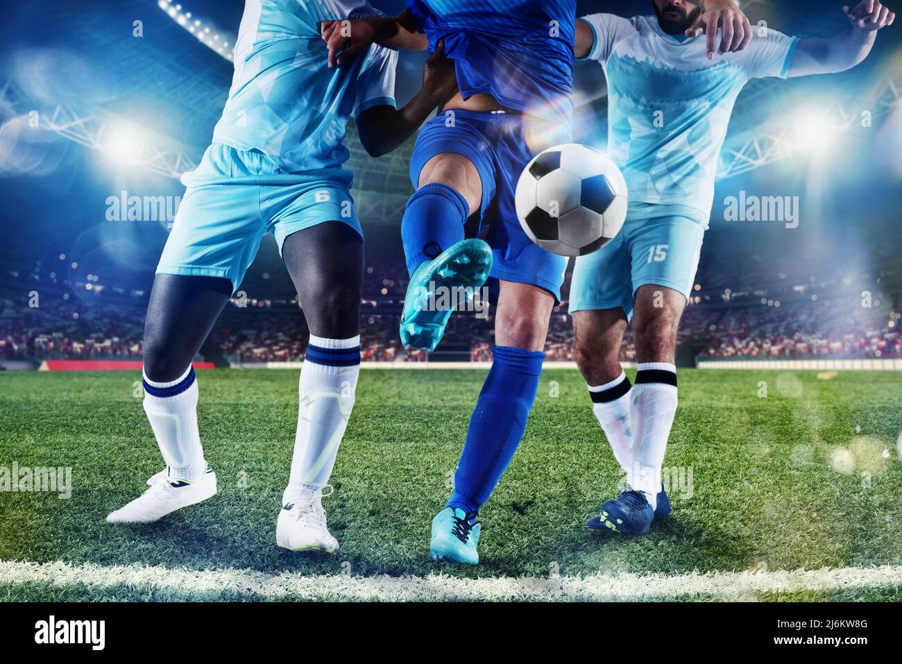 Fußballszene mit konkurrierenden Fußballspielern im Stadion Stockfoto