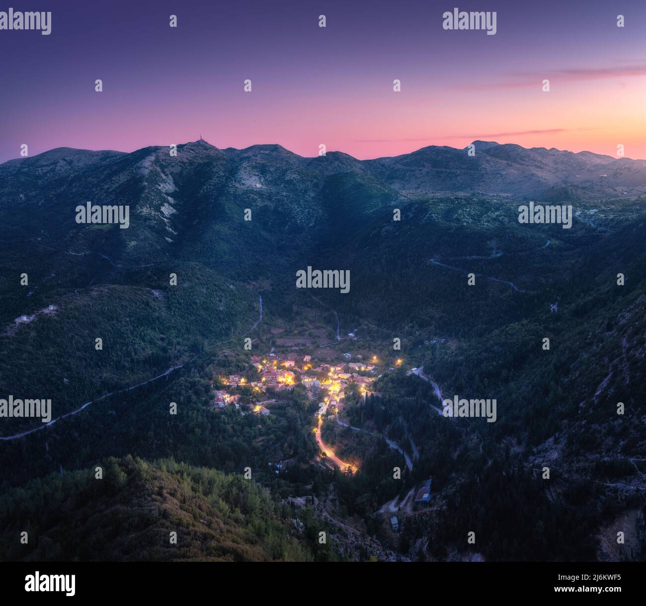 Kleines Dorf auf dem Berg in der Nacht im Sommer. Luftaufnahme Stockfoto